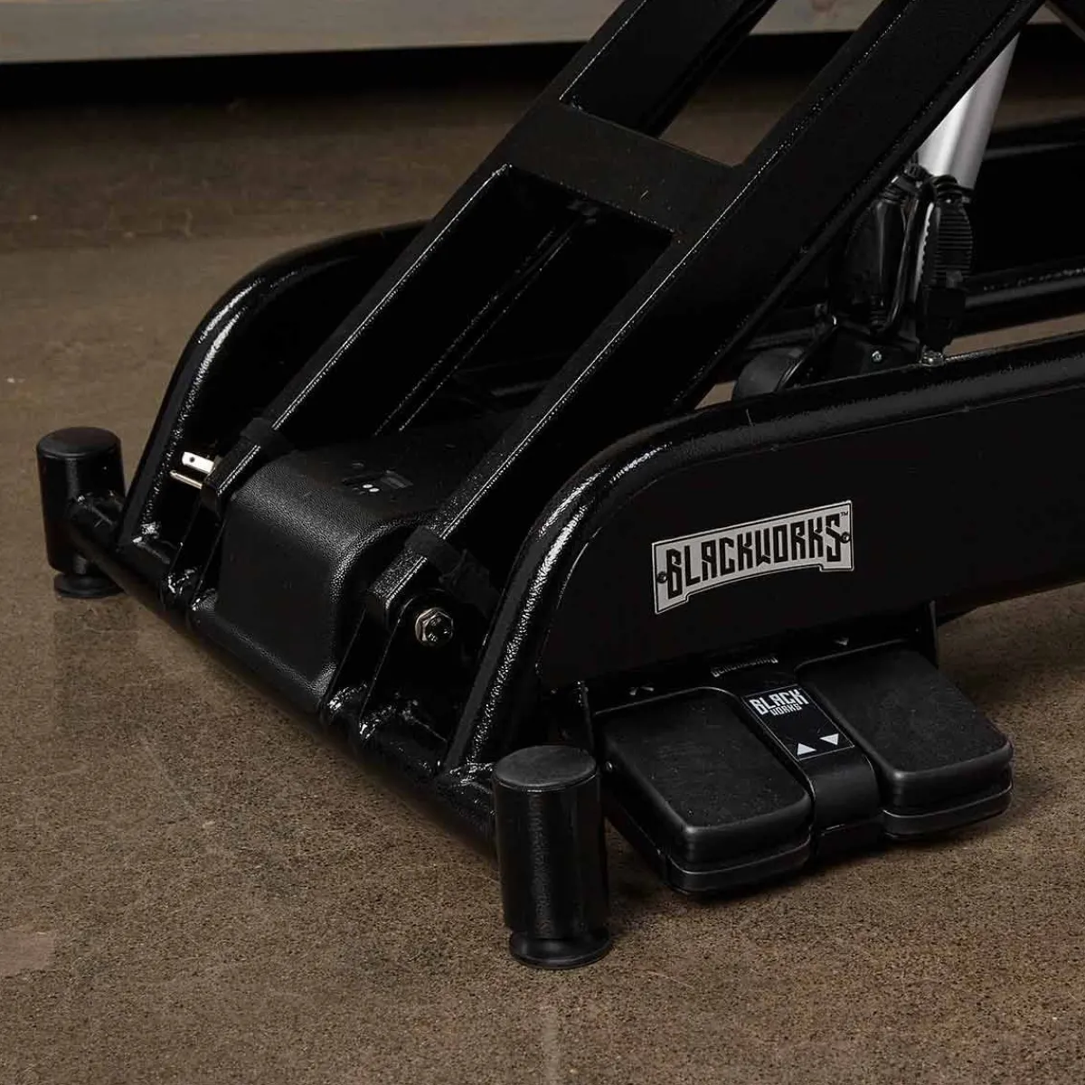 blackworks_stealth_grooming_table__adjustable_height_4.webp Ryan's Pet Supplies Blackworks Stealth Grooming Table - Adjustable Height